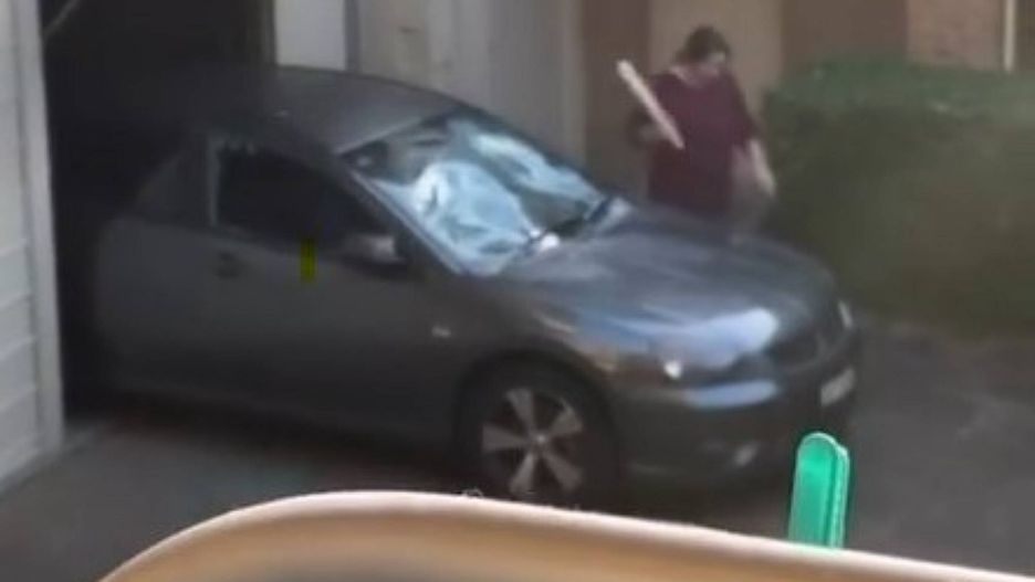 Kobieta demoluje samochód w ramach sąsiedzkiego konfliktu