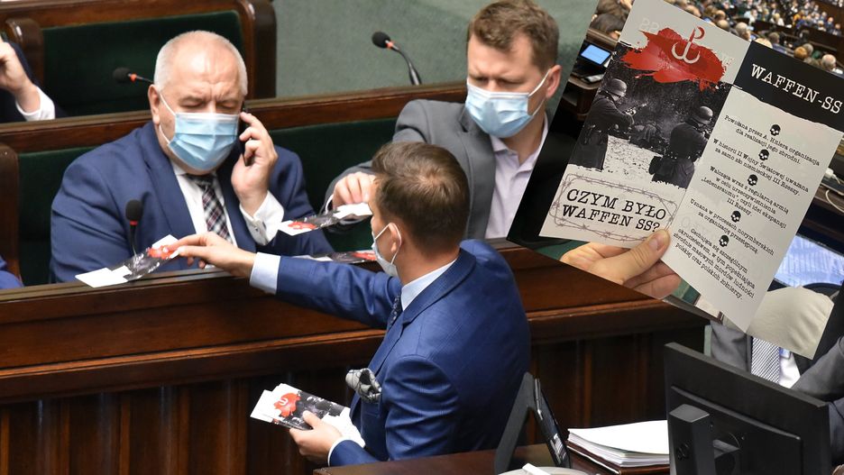 Posłowie opozycji rozdawali w Sejmie ulotki informujące czym było Waffen-SS