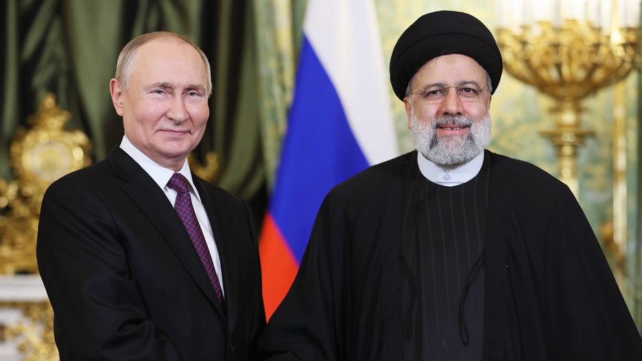 Iranian President Raisi visits Moscow
epa11015880 Russian President Vladimir Putin (L) shakes hands with Iranian President Ebrahim Raisi during their meeting at the Kremlin in Moscow, Russia, 07 December 2023.  EPA/PAVEL BEDNYAKOV / KREMLIN POOL / POOL MANDATORY CREDIT 
Dostawca: PAP/EPA.
PAVEL BEDNYAKOV / KREMLIN POOL / POOL