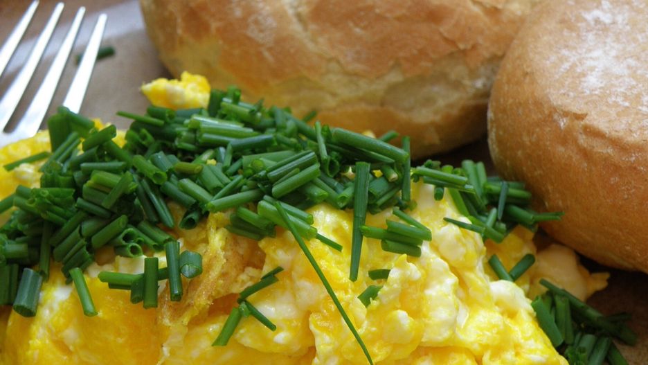 Przepis na jajecznicę z mąką i mlekiem