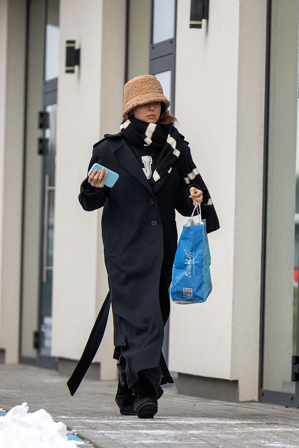 Joanna Opozda załatwia sprawunki na mieście