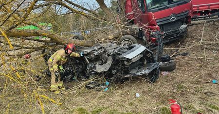 Czołowe zderzenie na krajowej „10”. Jedna osoba nie żyje