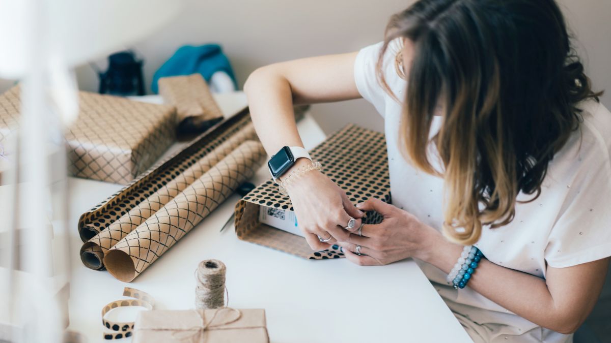 Pakowanie prezentów w papier przed świętami