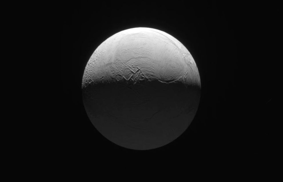 Enceladus (średnica: 500 km) widziany z odległości ok. 200 tys. km. Powierzchnia tego księżyca pokryta jest świeżym, czystym lodem, co sprawia, że odbija on rekordowe 99% docierającego nań światła słonecznego. Dla porównania, nasz Księżyc może się tu pochwalić wynikiem zaledwie 12%.