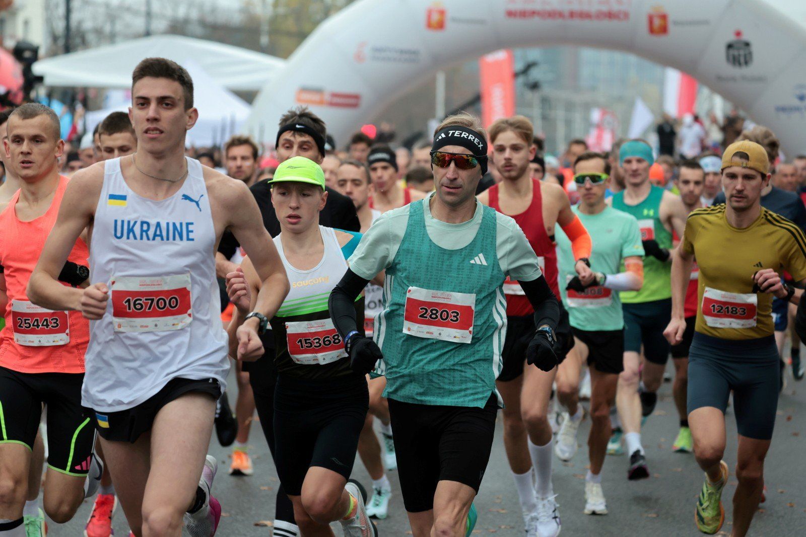 Zawodnicy na starcie 35. Biegu Niepodlegości w Warszawie