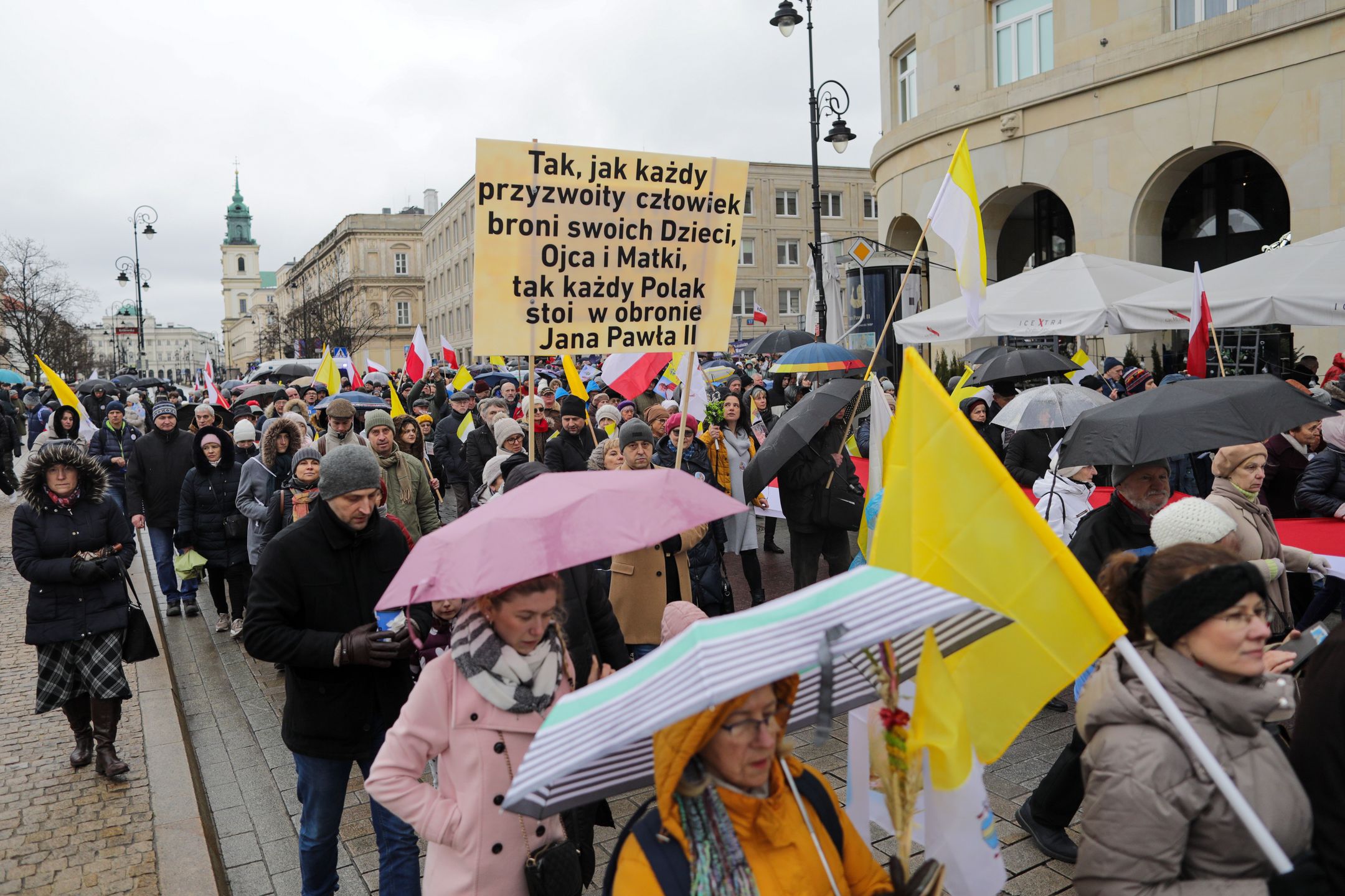 Warszawa, 02.04.2023. Narodowy Marsz Papieski w rocznicę śmierci Jana Pawła II, 2 bm. w Warszawie. Marsz przejdzie ulicami: Marszałkowską, Królewską, Placem Piłsudskiego, Krakowskim Przedmieściem do Katedry Archidiecezjalnej przy ul. Świętojańskiej 8. (ad) PAP/Albert Zawada
