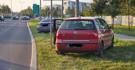 Nieprawidłowa zmiana pasa ruchu przyczyną kolizji. Młoda kobieta ukarana mandatem