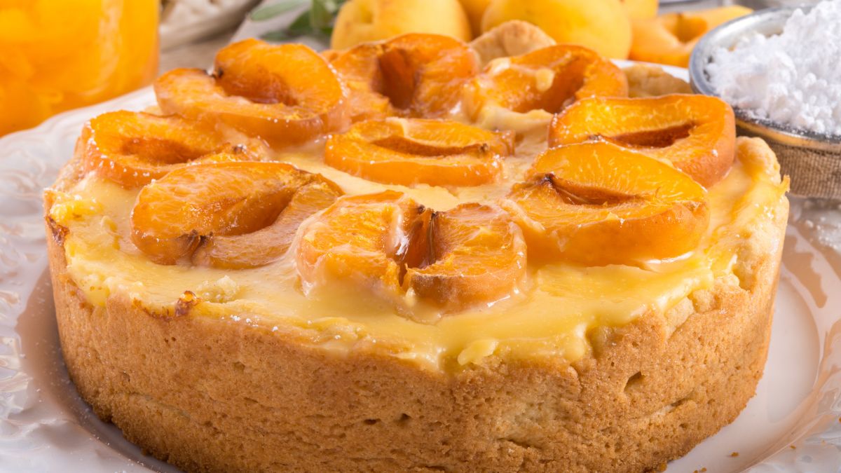 Pyszne ciasto z sezonowymi owocami