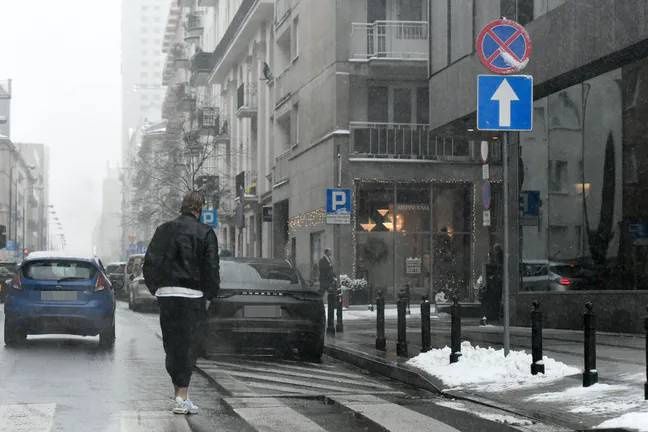 Sebastian Fabijański zaparkował na zakazie