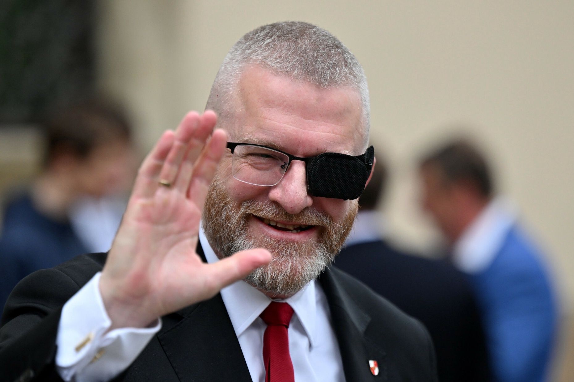 Nowy sondaż: KO liderem z 34%, Konfederacja Brauna znów rośnie