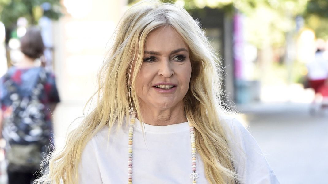 scena z: Monika Olejnik, SK:, , fot. AKPAczerwiec 2023, ddtvn, TVN, torebka damska, torebka beżowa, korale, Monika Olejnik