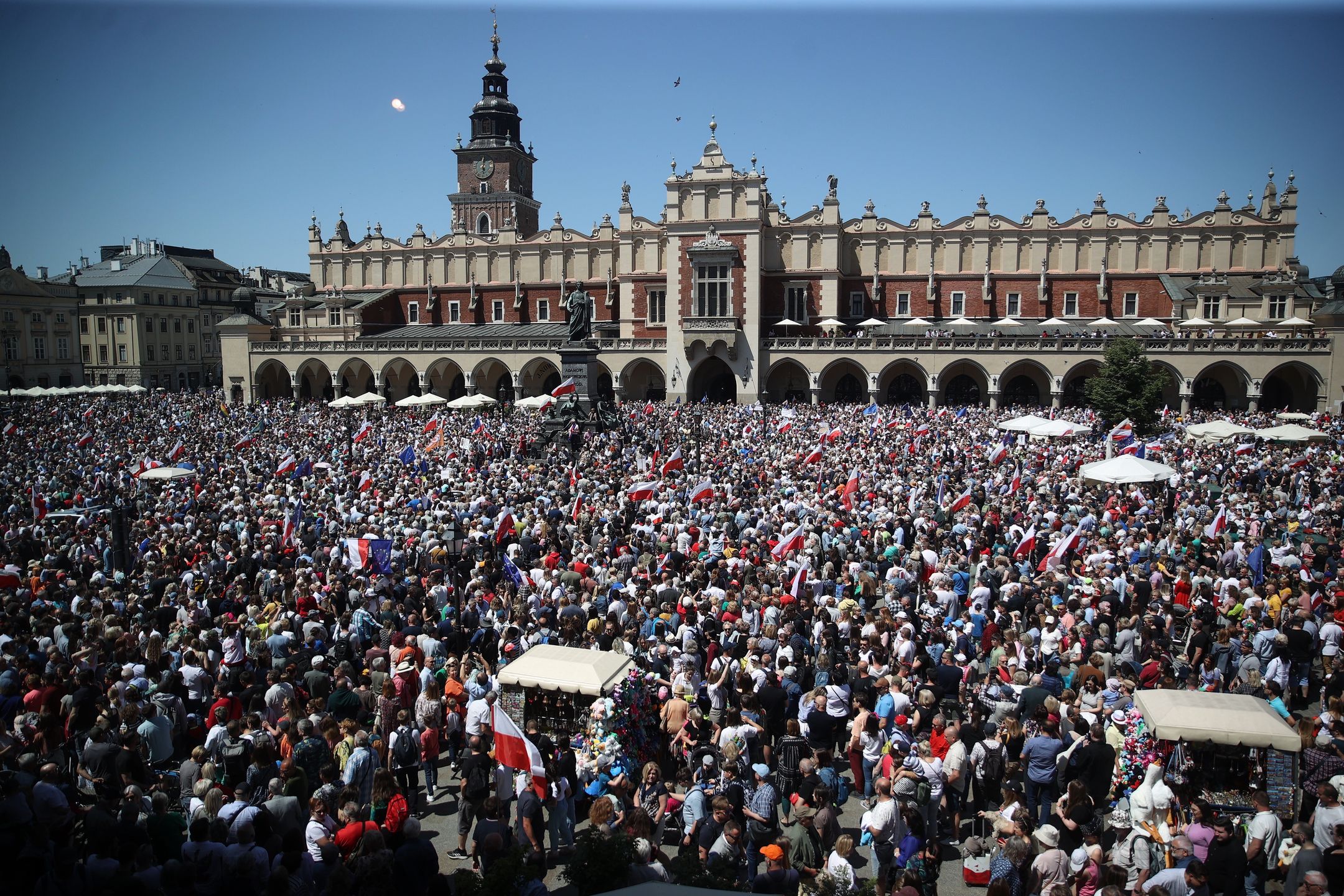 Kraków, 04.06.2023. Uczestnicy Marszu Wolności w Krakowie, 4 bm. 4 czerwca 1989 odbyły się pierwsze częściowo wolne wybory do Sejmu. Krakowski marsz to demonstracja wspierająca centralny, warszawski marsz. (mr) PAP/Łukasz Gągulski