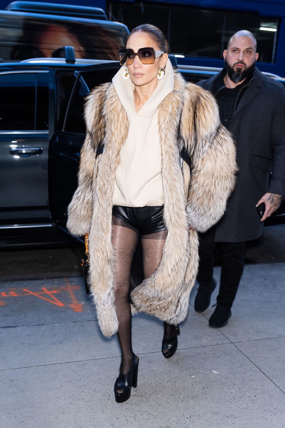 Jennifer Lopez w skórzanych szortach
