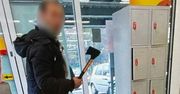 35-latek wpadł w szał. Siekierą zdemolował drzwi wejściowe do Biedronki