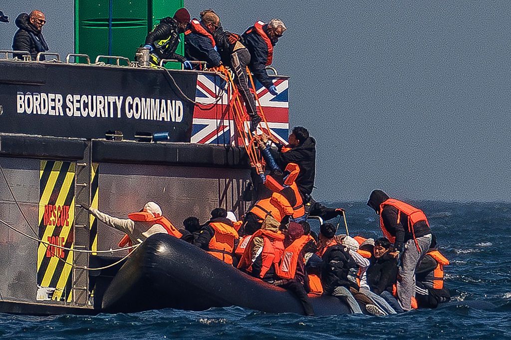 Jeden migrant na minutę. Wieści z Wysp. Opozycja bije na alarm