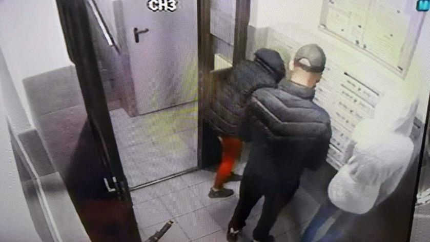 Monitoring nagrał moment kradzieży maseczek ze skrzynek