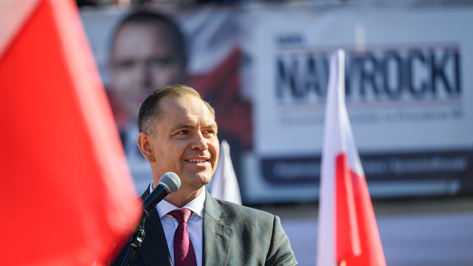 Gorlice, 30.05.2025. Wybory Prezydenta RP 2025 - kampania przed II turą. Kandydat Komitetu Obywatelskiego w zbliżających się wyborach na fotel prezydenta RP, popierany przez Prawo i Sprawiedliwość prezes Instytutu Pamięci Narodowej Karol Nawrocki podczas spotkania z mieszkańcami na Rynku w Gorlicach, 30 bm. (ad) PAP/Paweł Topolski