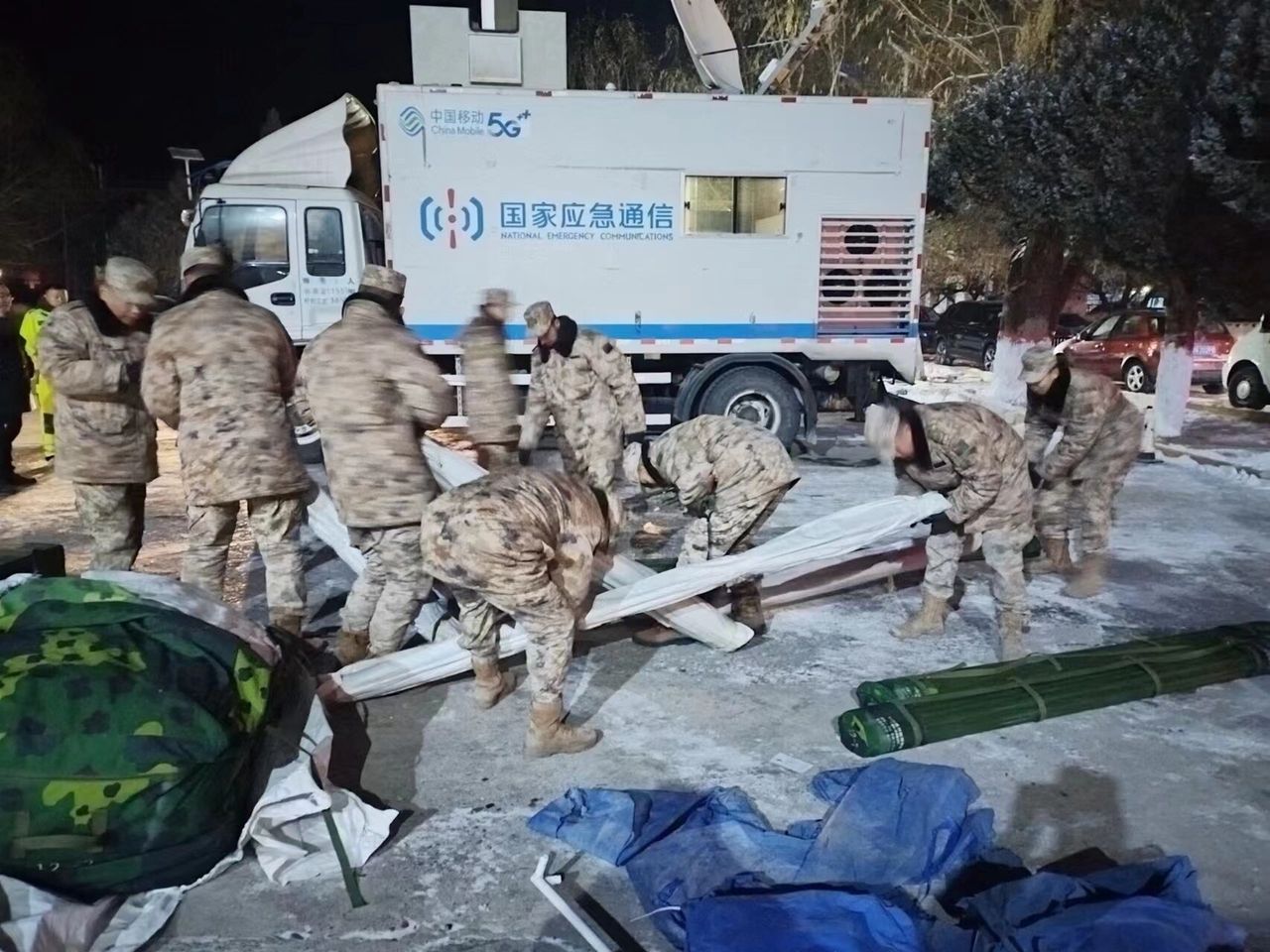 Rescuers set up tents in Yamansu Township, Wushi County of Aksu Prefecture, northwest China's Xinjiang Uygur Autonomous Region, 23 January 2024. A 7.1-magnitude earthquake jolted Wushi County in Aksu Prefecture in northwest China's Xinjiang Uygur Autonomous Region at 2:09 a.m. on 23 January (Beijing Time), according to the China Earthquake Networks Center (CENC). According to the Xinjiang Earthquake Agency, the epicenter is approximately 50 km from the county seat of Wushi, with five villages located within a 20-kilometer radius around the epicenter. Several residential houses and livestock sheds collapsed in the epicenter, with some herdsmen suffering minor injuries, according to local sources. Parts of the area had experienced temporary disruption of electricity supply shortly after the quake. But the supply had been gradually restored. EPA/XINHUA / ZHU JUNZHI CHINA OUT / UK AND IRELAND OUT / MANDATORY CREDIT EDITORIAL USE ONLY EDITORIAL USE ONLY Dostawca: PAP/EPA.