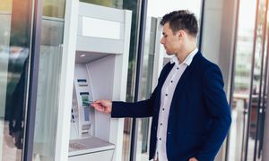 Polacy wycofują gotówkę z banków. Eksperci podali powody