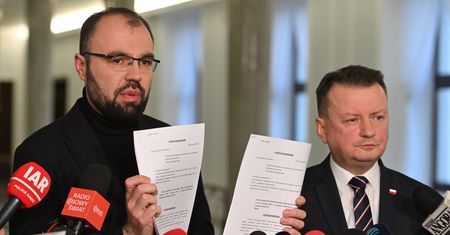 Błaszczak pisze do Hołowni. Apeluje o przestrzeganie prawa