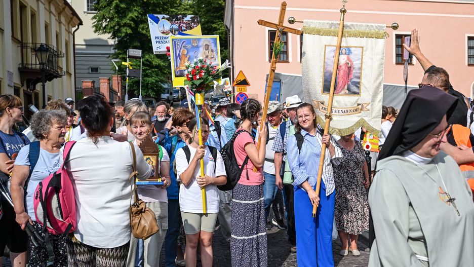 Przemyśl, 04.07.2025. Uczestnicy 45. Przemyskiej Archidiecezjalnej Pieszej Pielgrzymki na Jasną Górę wyruszają z Przemyśla, 4 bm. Pielgrzymka potrwa do 15 lipca, kiedy to pątnicy dotrą do Częstochowy. Hasło tegorocznej pielgrzymki to ?Pielgrzymi nadziei". (sko) PAP/Darek Delmanowicz