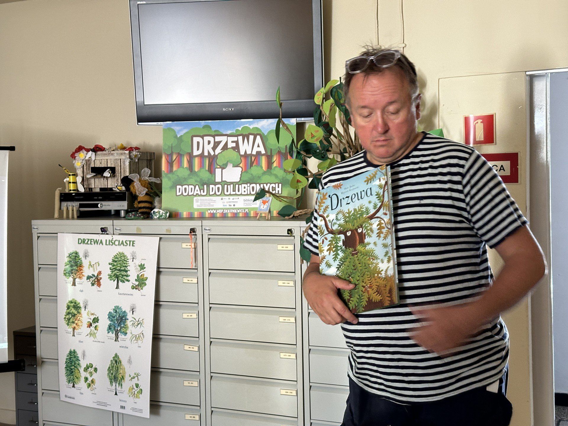 Piotr Socha, grafik i ilustrator w bibliotece w Skierniewicach opowiadał przedszkolakom o swej fascynacji drzewami