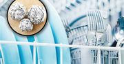 Zwiń folię aluminiową w kulkę i włóż do zmywarki. Już nigdy nie umyjesz naczyń inaczej