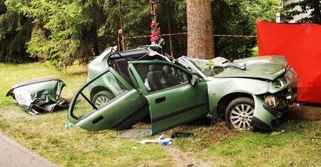 Śmiertelny wypadek w Sporniaku. Kierująca Roverem uderzyła w drzewo. Zginęła na miejscu