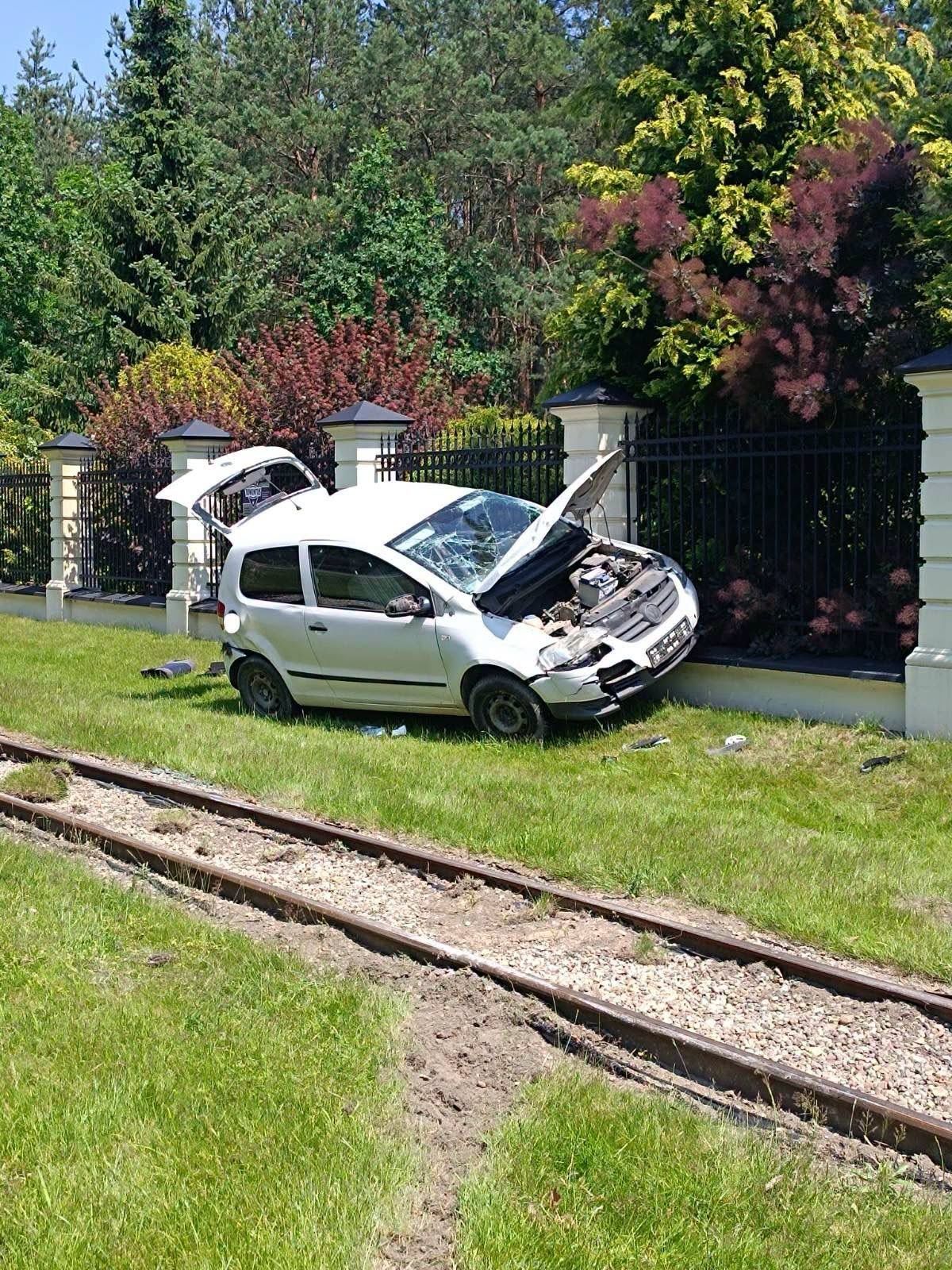 Wypadek Brochów-Kolonia. Samochód wjechał na torowisko kolejki wąskotorowej, motocyklista uciekł z miejsca zdarzenia!