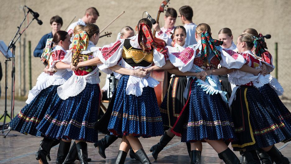 Ilustracja folklorystycznych tańców ludowych.

