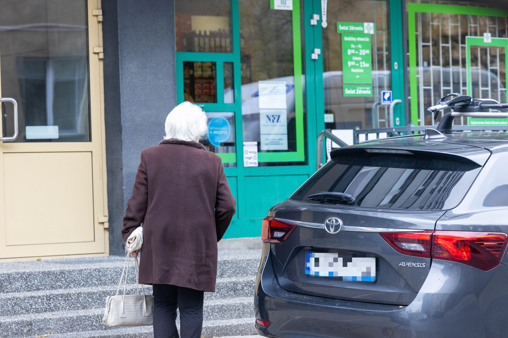 Krystyna Loska samodzielnie załatwia sprawy na mieście