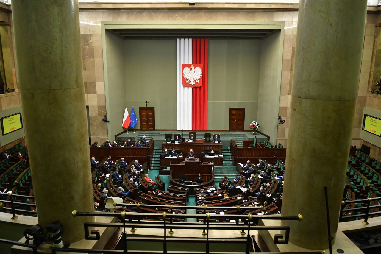 Sondaż IBRiS. PiS wciąż z największym poparciem, zyskuje ruch Hołowni