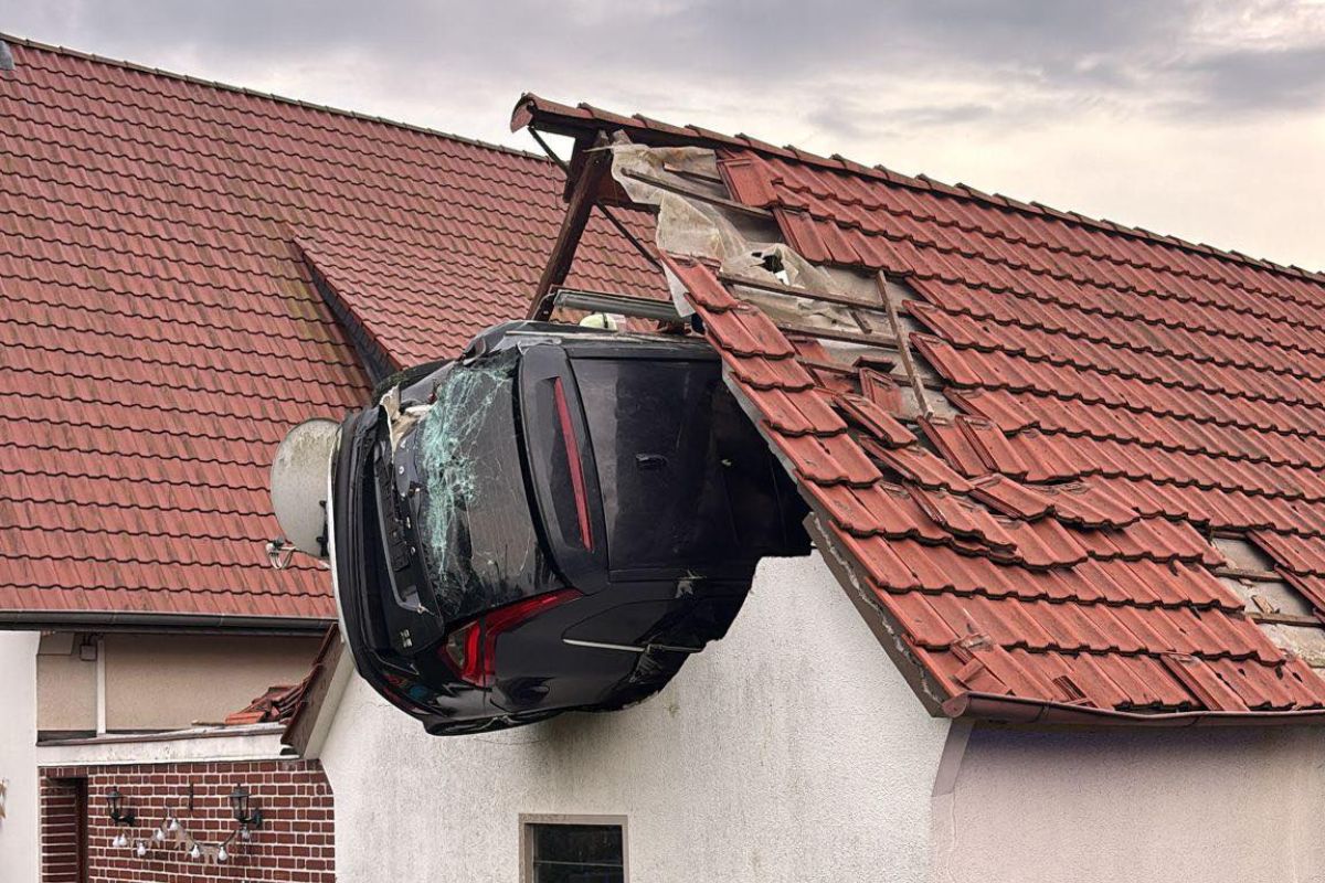 Niemcy. Auto wbiło się w stodołę, wcześniej potrąciło dziecko na trampolinie