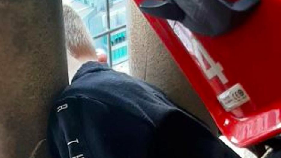 Warszawa. Akcja stołecznej straży Pożarnej na 30. piętrze tarasu widokowego Pałacu Kultury i Nauki. Czterolatek utknął pomiędzy filarami balustrady (Komenda Miejska Państwowej Straży Pożarnej m. st. Warszawy)