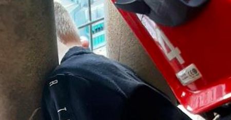 Warszawa. Strażacy interweniowali na 30. piętrze PKiN. Ciekawskie dziecko utknęło między filarami