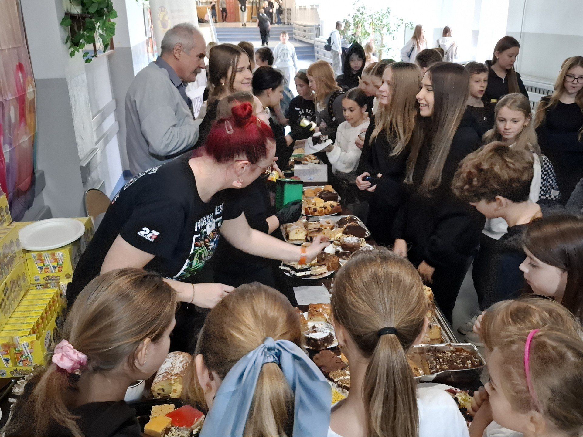 Zainteresowanych nie brakowało, a podczas przerw od szkolnych zajęć prawdziwe tłumy oblegały stoisko ze słodkimi pysznościami.