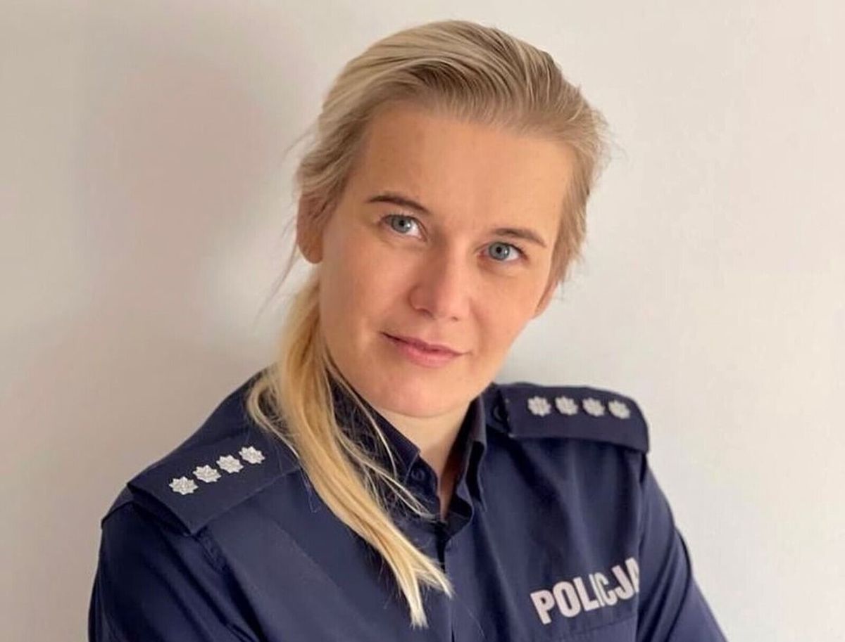 Policjantka tłumaczy zasadę "4U"
