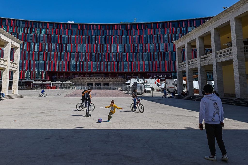 Fasada stadionu w Tiranie