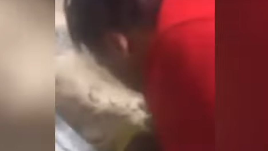 Pracownik sieci fast foodów Chick Fil A pluł do ciasta na kurczaki. 