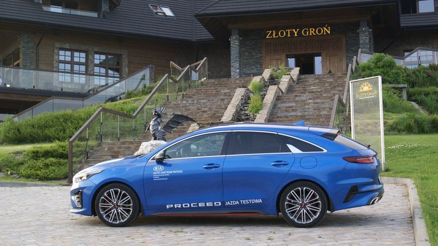 Kia ProCeed GT 1.6 T-GDI 204 KM 7DCT przy hotelu Złoty Groń w Istebnej