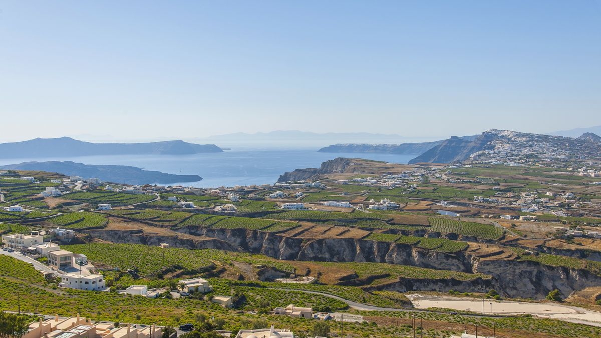 Santorini, view from Pyrgos castle
panoramic view from Pyrgos with the vineyards in foreground
Guido Cozzi/Atlantide Phototrave
