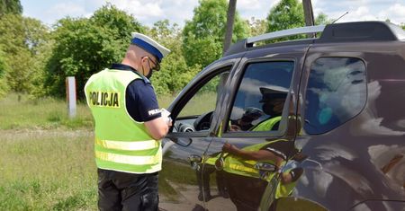 Czy policjant może przeszukać samochód podczas kontroli? Poznaj swoje prawa