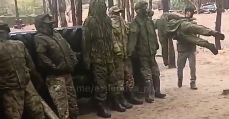 Nowa taktyka Rosjan. Wyciekło nagranie z ubranymi w mundury