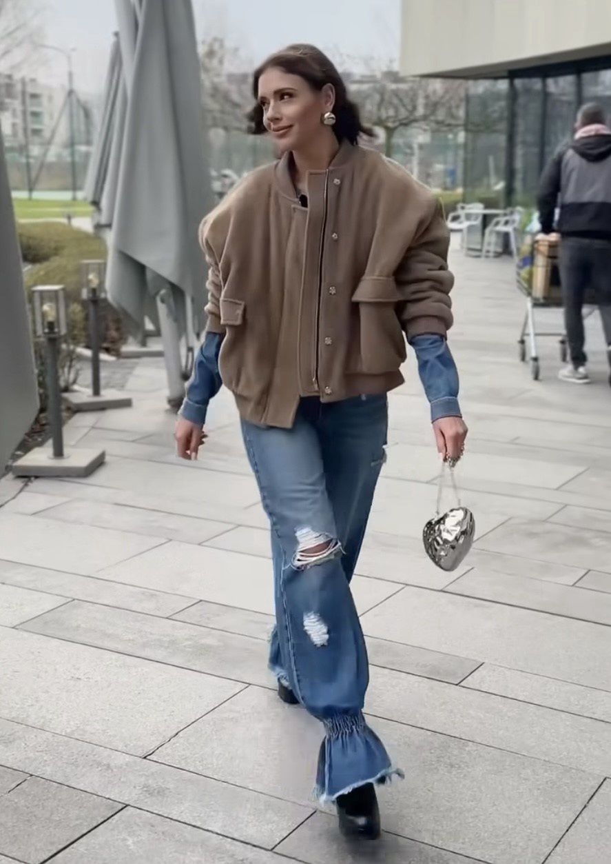 Klaudia Halejcio w jeansach o niestandardowym kroju