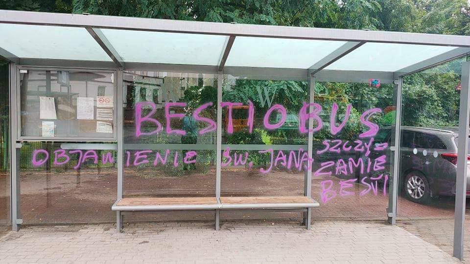 Antyszczepionkowcy w natarciu we Wrocławiu. "Bestiobus"