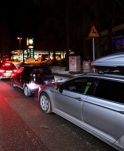 Szaleństwo na stacjach paliw. Wielkie kolejki i podwyżki cen. Orlen zabiera głos