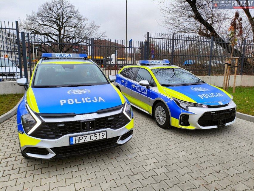 Поліційні автівки у Варшаві з українською символікою
