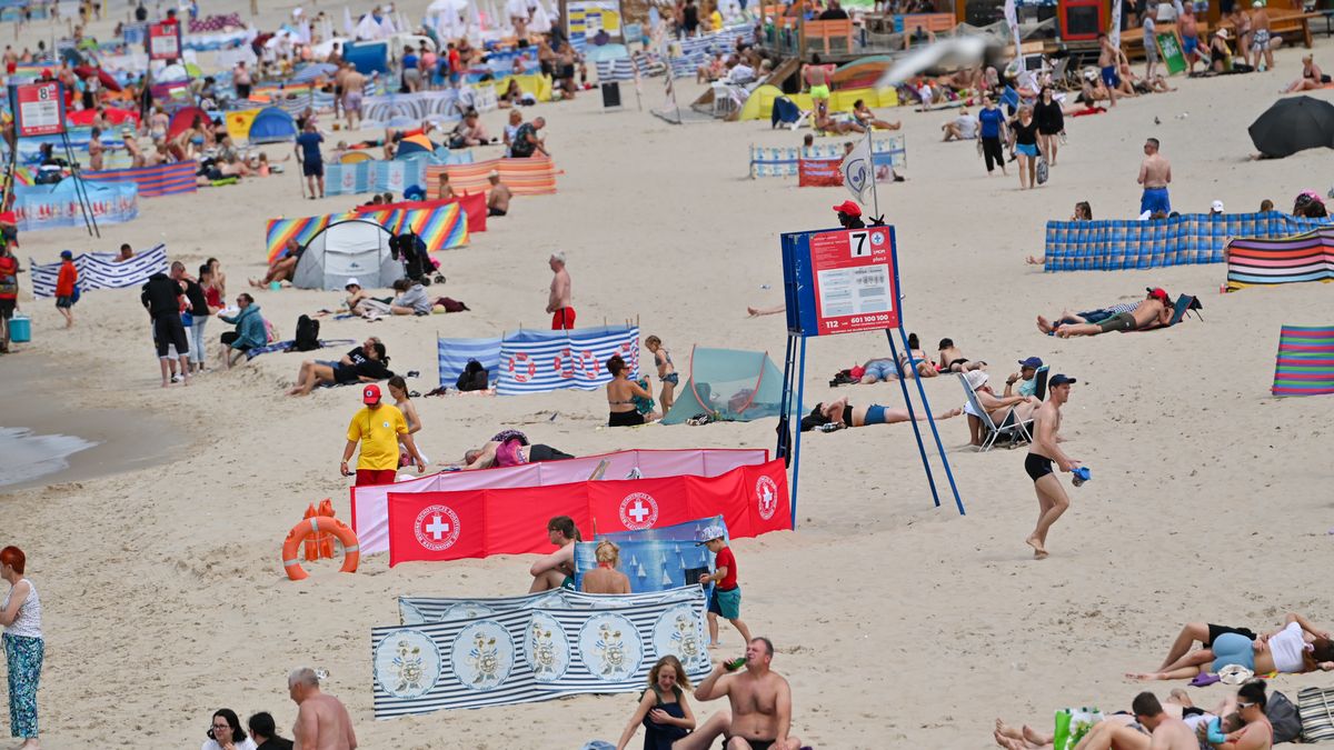 Parawany na plaży to codzienność. Ale można za nie dostać srogi mandat