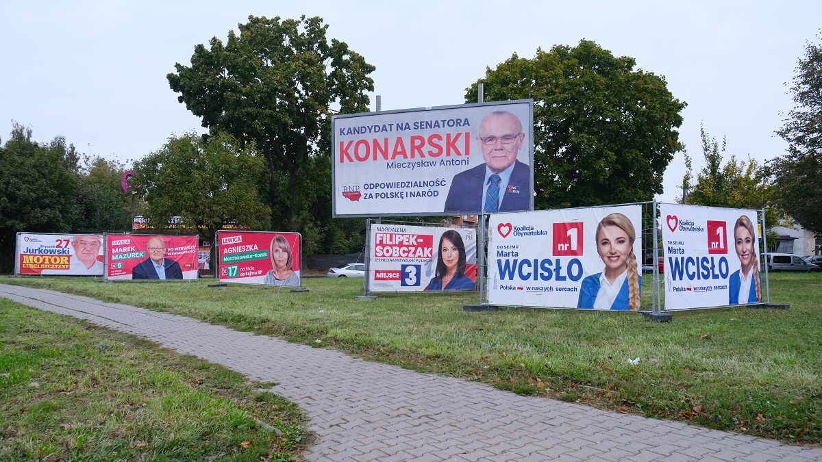 Banery wyborcze na pasie zieleni
