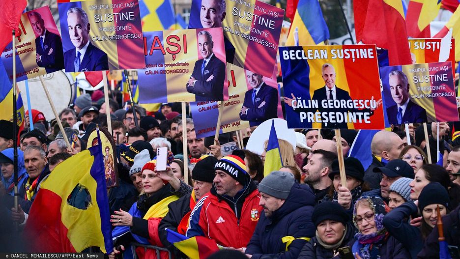 Demonstracja zwolennik�w Calina Georgescu w Bukareszcie
Supporters of presidential candidate Calin Georgescu take part in a protest against the Government and the annulement of the second tour of the Romanian presidential elections, in Bucharest on March 1, 2025. Around 20,000 people from all around the country gather to a protest against prime minister Marcel Ciolacu and to express their support for Georgescu. (Photo by Daniel MIHAILESCU / AFP)
DANIEL MIHAILESCU